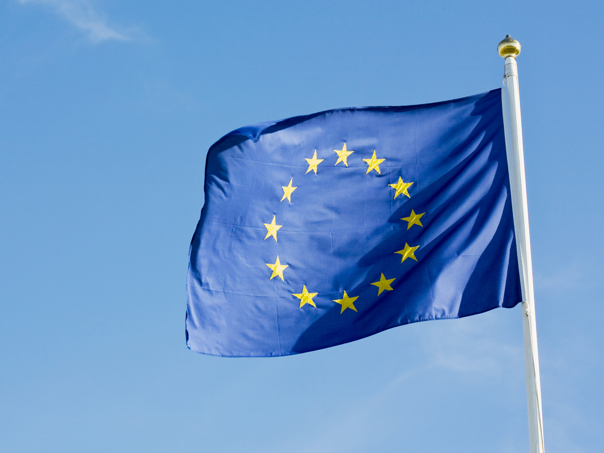 en eu-flagga mot blå himmel