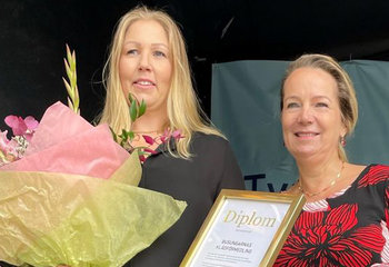 Karin Pettersson och Anita Mattsson håller blommor och diplom