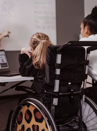 Elev i rullstol under lektion
