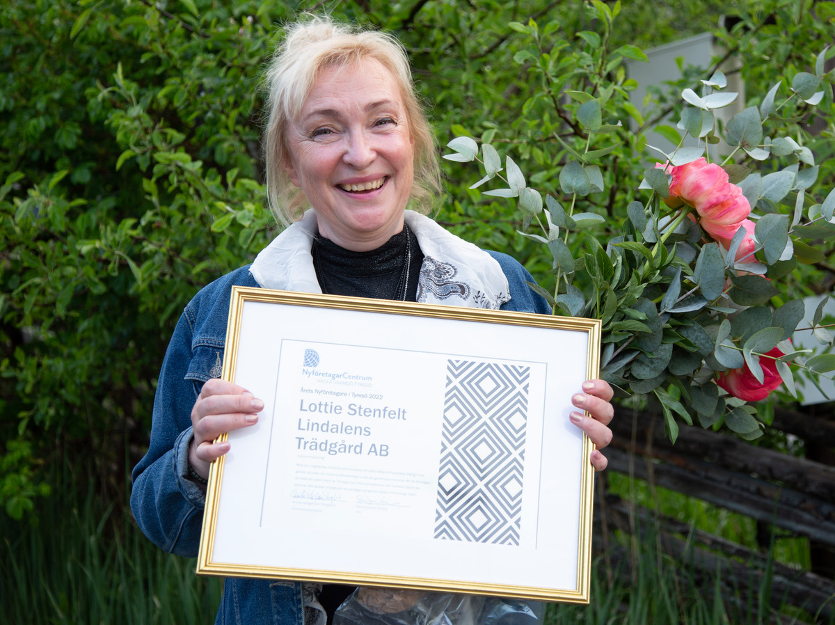 Lottie Stenfeldt med diplom fotat utomhus mot grön fond