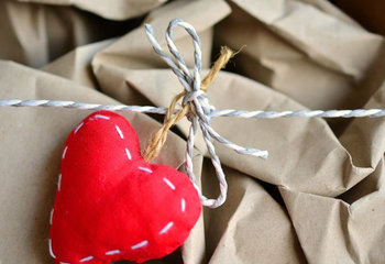 paket med snöre och hjärta