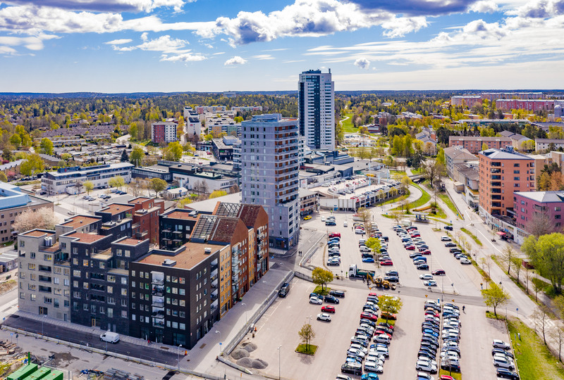 Drönarbild över Tyresö centrum och parkering.