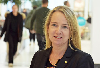 Anita Mattsson (S), kommunstyrelsens ordförande, i Tyresös centrumgalleria.