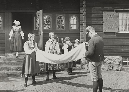 Ungdomar utanför Solsäter, svartvit bild från ca 1930
