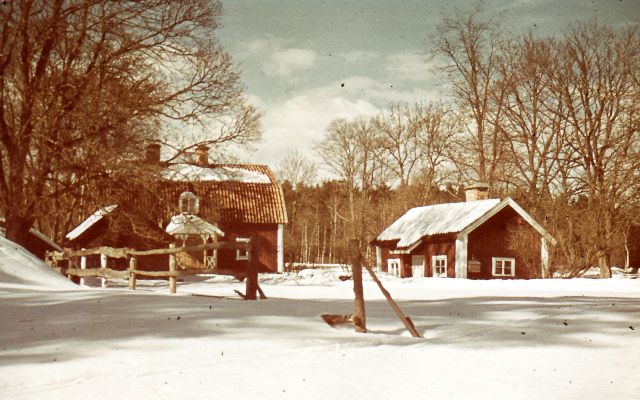 Bollmora gård, med boningshus och ekonomibyggnader, färgfoto från ca 1940-talet