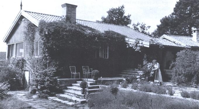 Svartvitt foto på ett fritidshus från 1940-talet.
