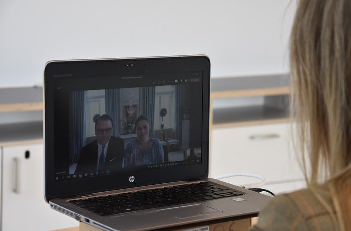 Bild på en laptop där kronprinsessparet syns på skärmen