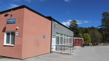 En röd och grå byggnad vid Kulturcentrum Kvarnhjulet.