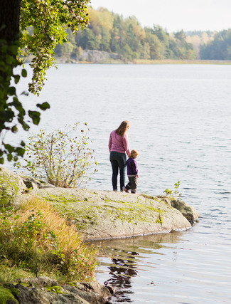 Mamma med barn vid Albysjön. 
