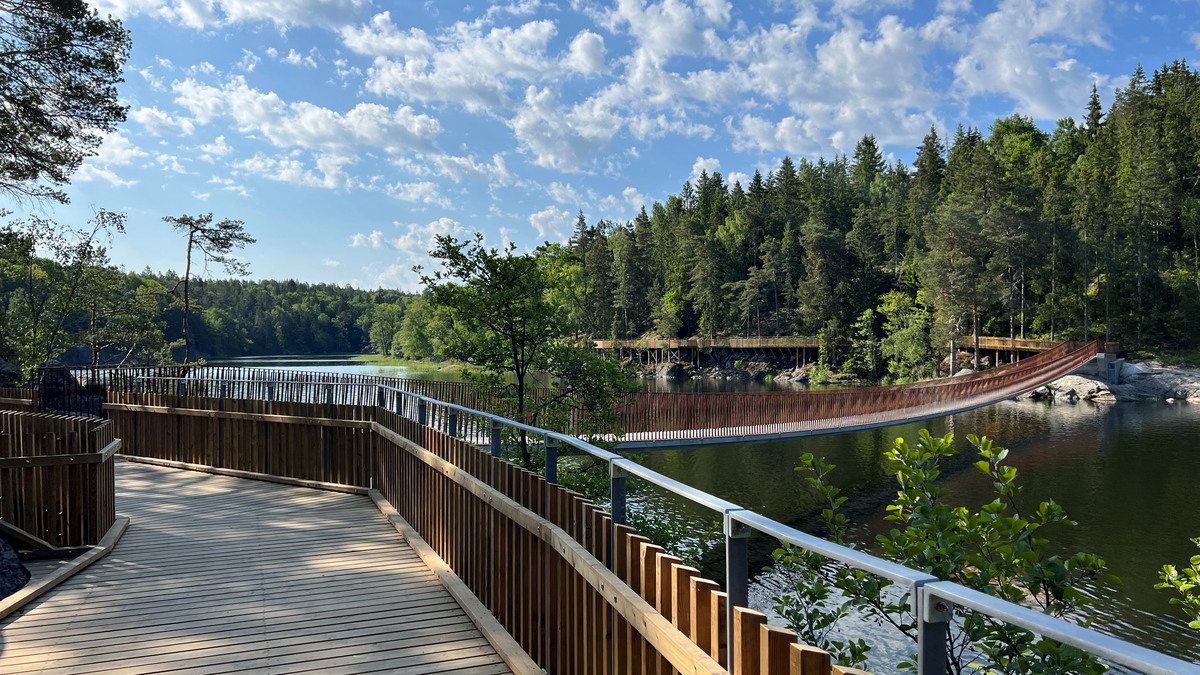 Träspång och bro över Nyforsviken.
