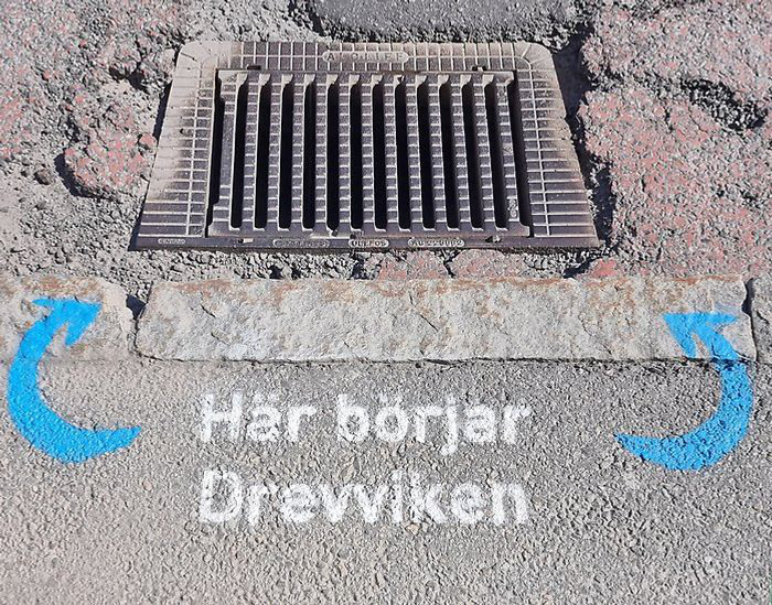 Dagvattenbrunn med textbudskapet "Här börjar Drevviken"