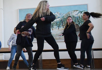 förskolepedagoger dansar