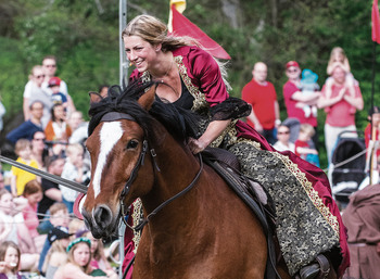 Kvinna rider på en häst under Tyresö medeltidsdagar.