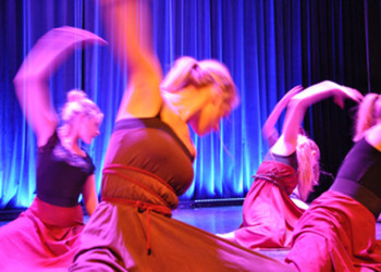 Dansuppvisning med elever på Tyresö kulturskola.