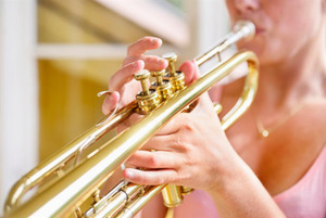Kvinna spelar trumpet.