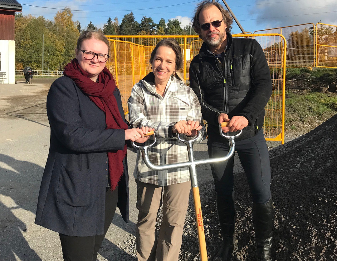 Louise Bergman, Anita Mattsson och Håkan Bohman vid Fårdala gård.
