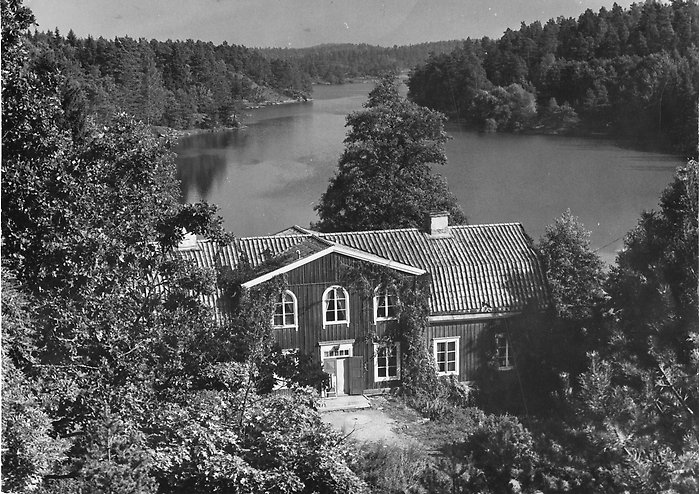 Svartvitt foto av den gamla disponentbostaden vid Nyfors och vy över Albysjön