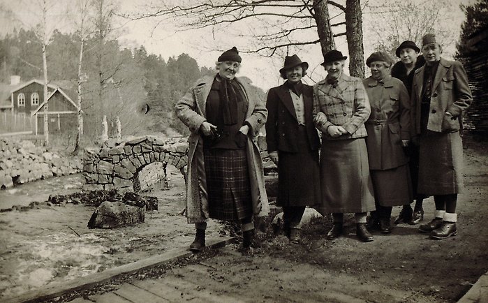 Svartvitt foto från 1930-talet med glada damer vid Nyfors