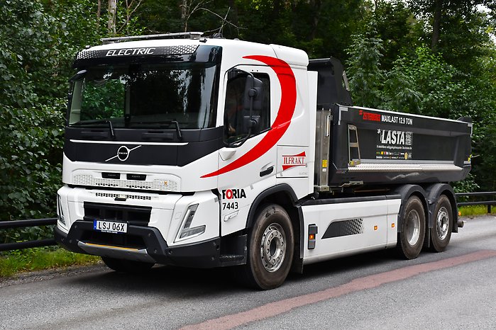 Lastbil med texten Electric i fronten. 
