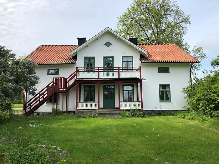 Lilla Tyresö, vit byggnad med gröna och röda snickerier
