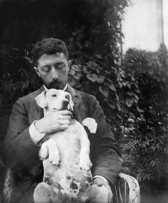 Prins Eugen utanför Prinsvillan med sin hund Bell, år 1899