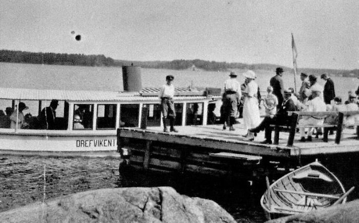På Drevviken gick ångbåt i början av 1900-talet. Här syns Vendelsö brygga.